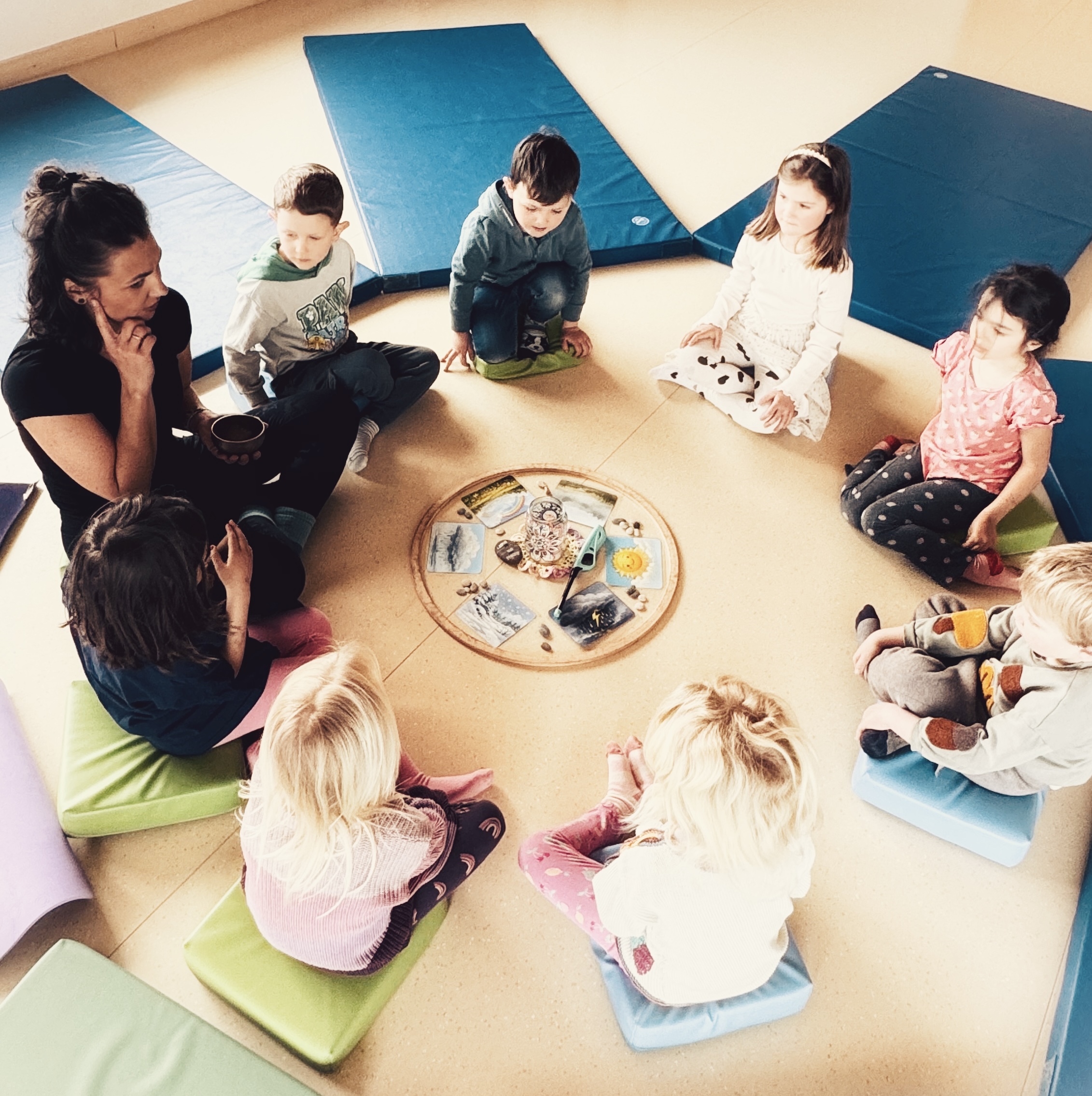 Simona Leimgruber mit Kindern im Kreis beim Kinderyoga